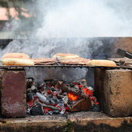 Grillade hamburgare på fäbodvallen i Väckarbodarna