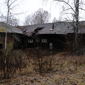 Övergiven ladugård mitt emot Fiskargården