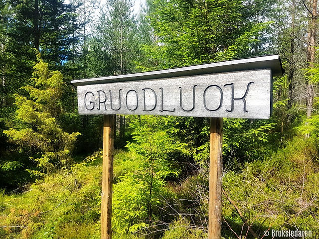 Gick för bi Gruodluok som jag fritt översätter till "Grodpölen" Rätta mig gärna om jag har fel eller tala om ifall jag är på rätt spår ni som kan älvdalska.
