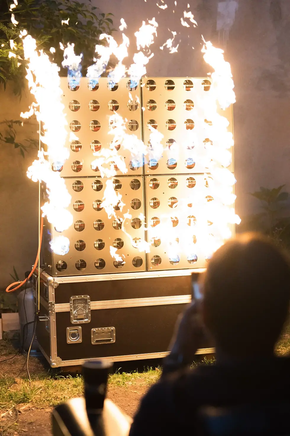 Femme regardant un traceur de flammes allumé