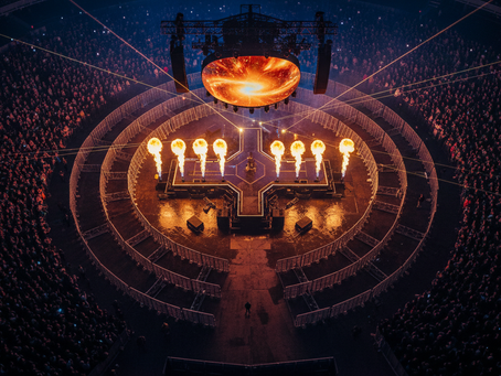 Spectacle avec machines à flammes vu d'en haut