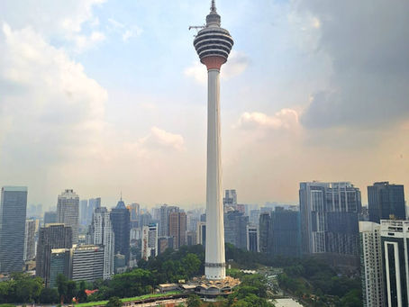 ナショナルデー月間のKLタワーライトアップ KL Tower Light-Up for National Day Month 国庆月吉隆坡塔灯光秀