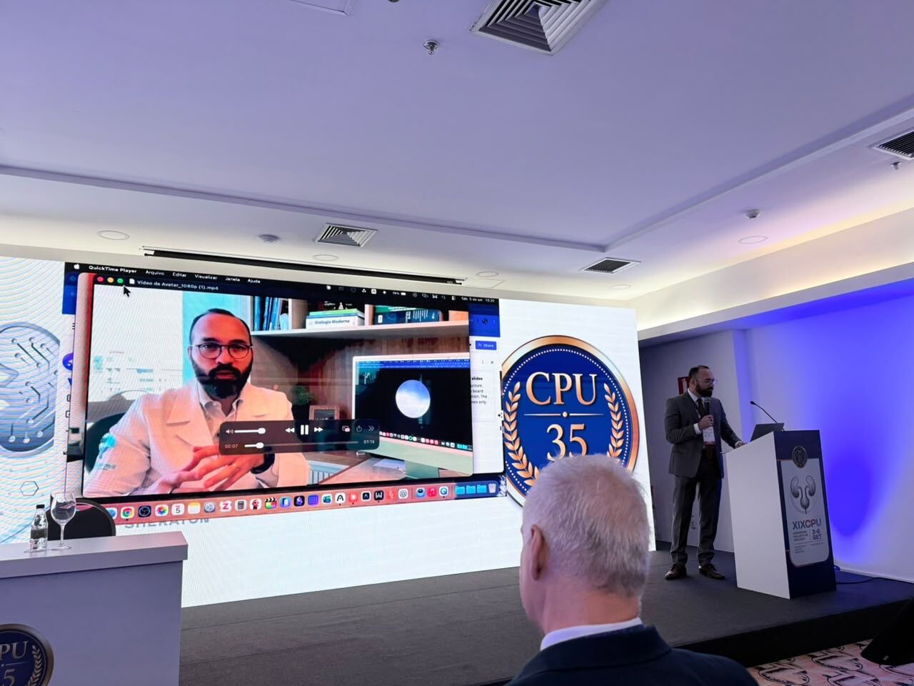 Demonstração de vídeo de orientação ao paciente durante aula no XIX CPU 2026