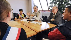 Quand les jeunes élus de Nanterre rencontrent les forces de l'ordre