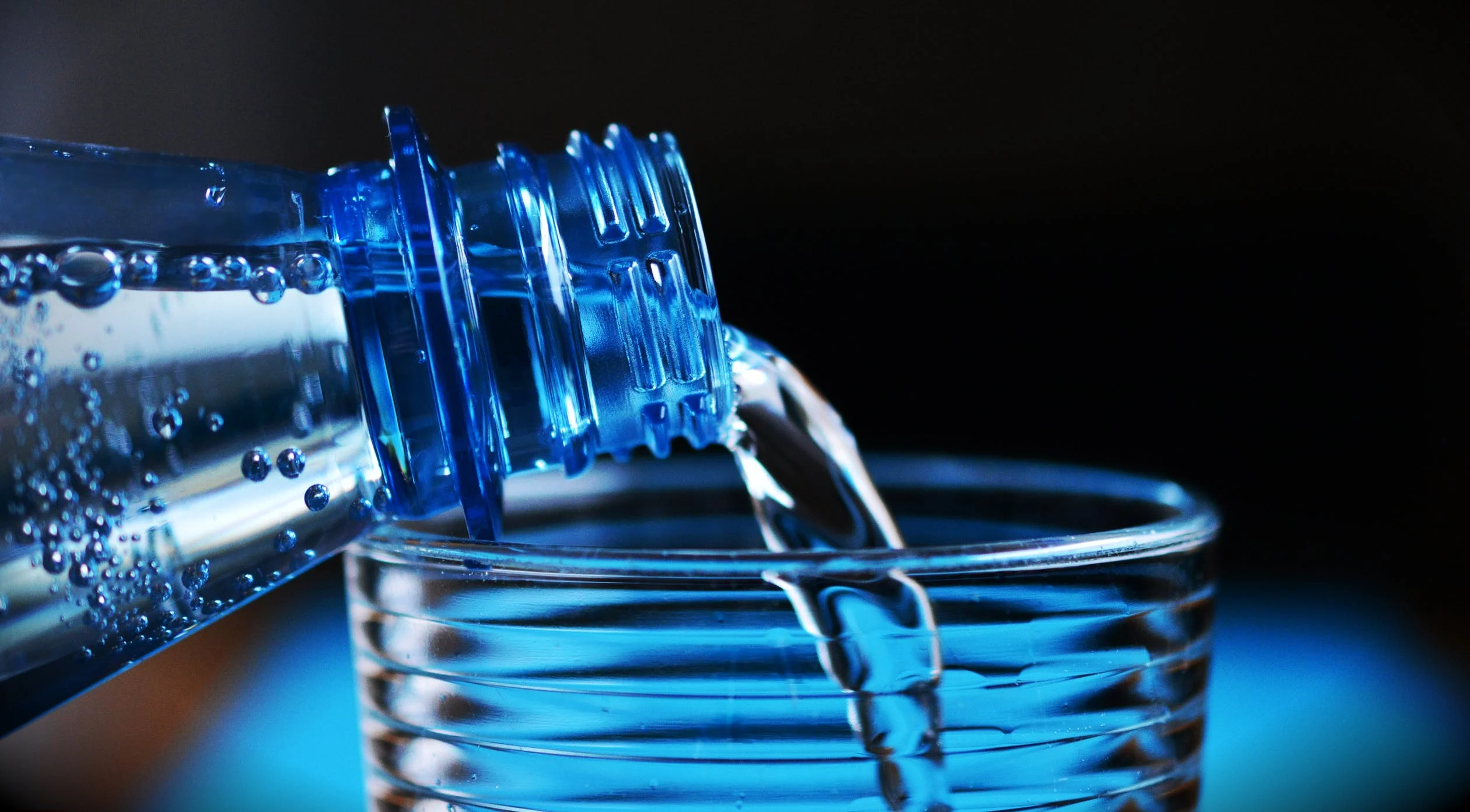 Tomatenflecken lasen sich bestens mit kohlesäurehaltigem Mineralwasser entfernen.
