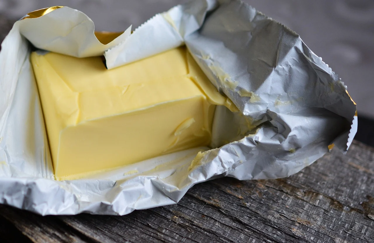 Die Kombination aus Butter und Salz gilt als wirksame Methode, um ein Bügeleisen zu reinigen.