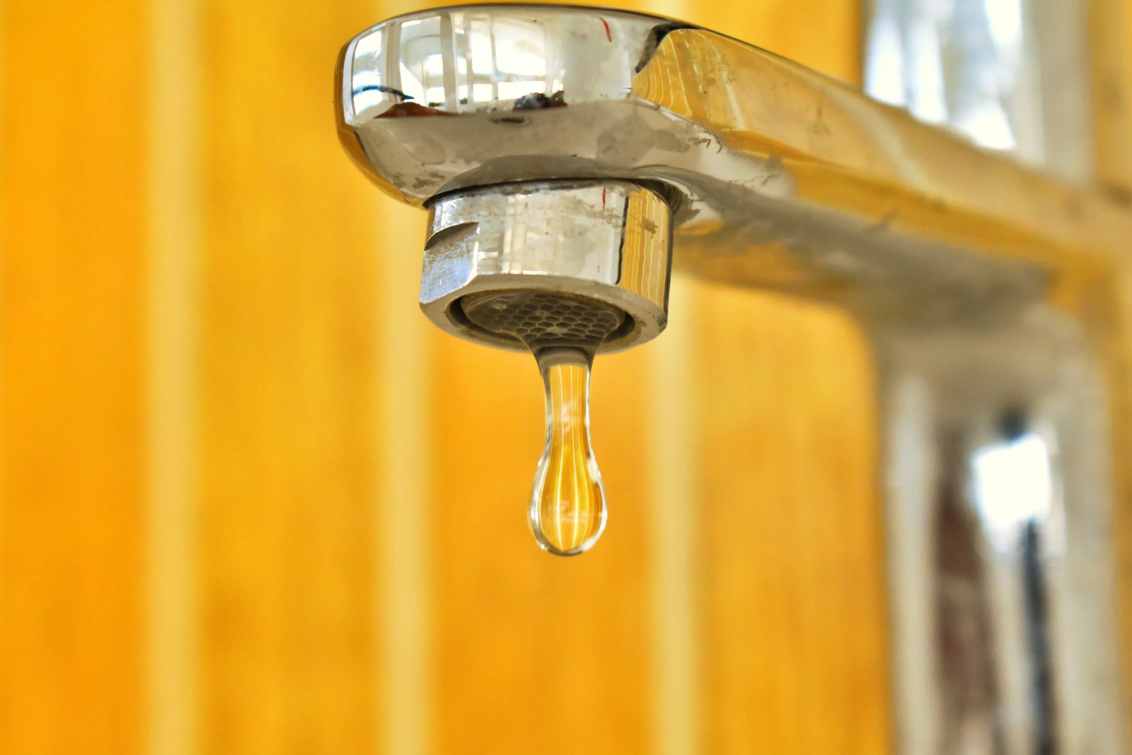 Harte Kalkablagerungen begünstigen einen tropfenden Wasserhahn. Dann ist es an der Zeit, deinen Wasserhahn zu entkalken.