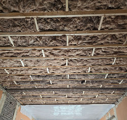 glaswol tussen houten balken IZOYA