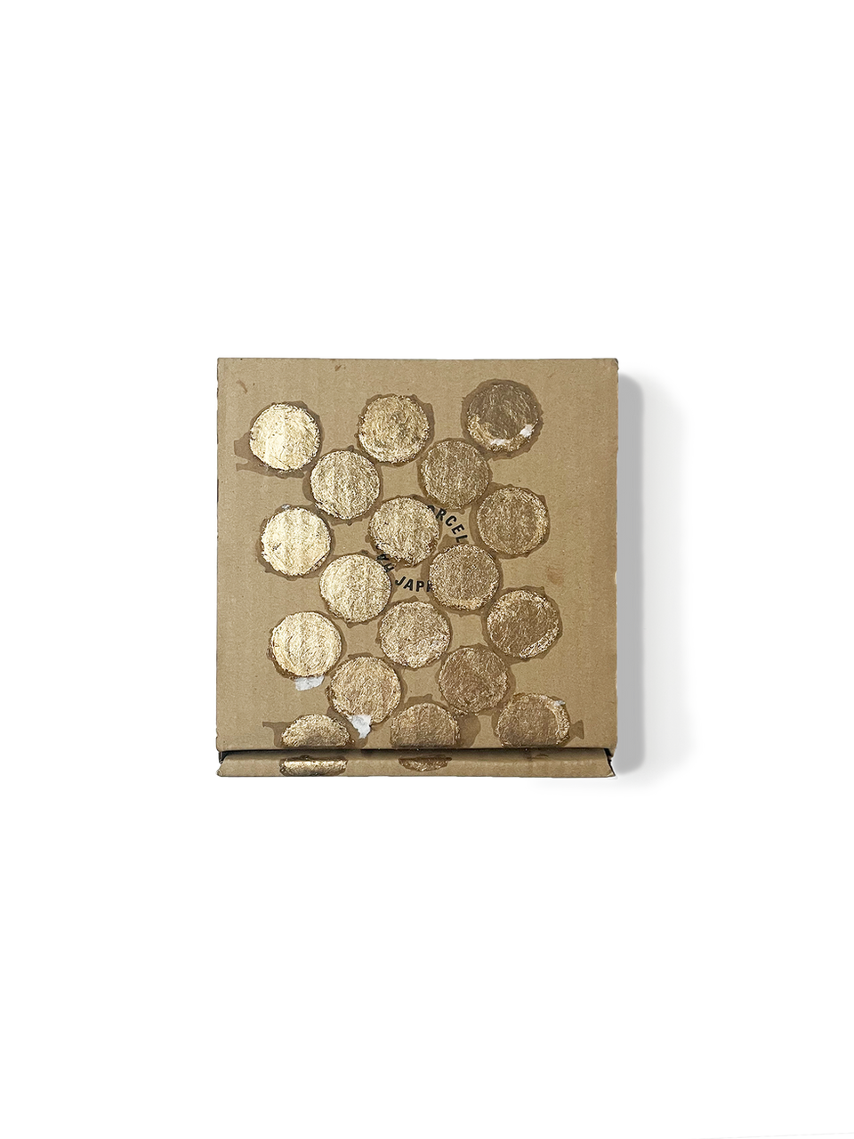 Arbeit von Britta Eriskat: Hasami, Klein, #1, Ölvergoldung auf Hasami-Versandkarton, 150 × 162 × 30 mm, 2025 © Britta Eriskat