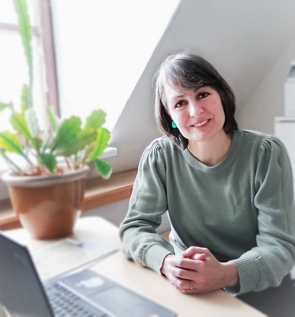 Immagine di Carmela Pau nel suo ufficio, fondatrice di Pau Incoming – German Travel Service