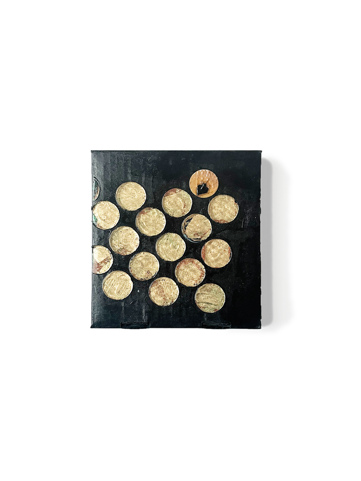 Arbeit von Britta Eriskat: Hasami, Klein, #3, Schreibtinte Leipziger Schwarz, gepresstes Spitzahornblatt mit Runzelschorf, Poliment-Vergoldung, Schellack auf Hasami-Versandkarton, 150 × 162 × 30 mm, 2025 © Britta Eriskat