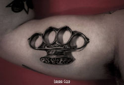 Tattoo Laura Gaugler poing americain