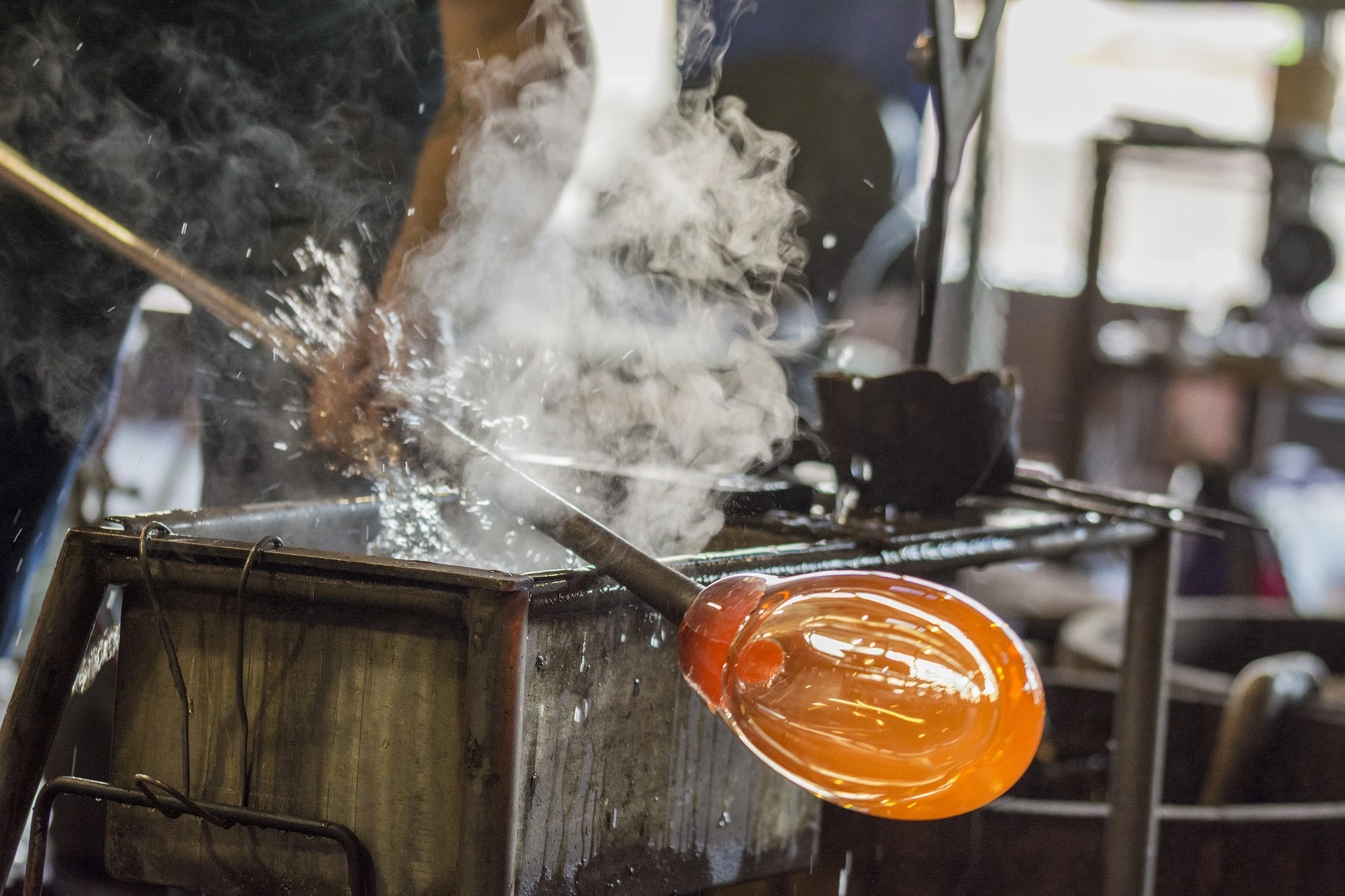 Site verrier à Meisenthal, fabrication traditionnelle de verre avec des souffleurs