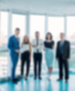 retrato-de-confiante-businesspeople-ficar-em-escritorio.jpg