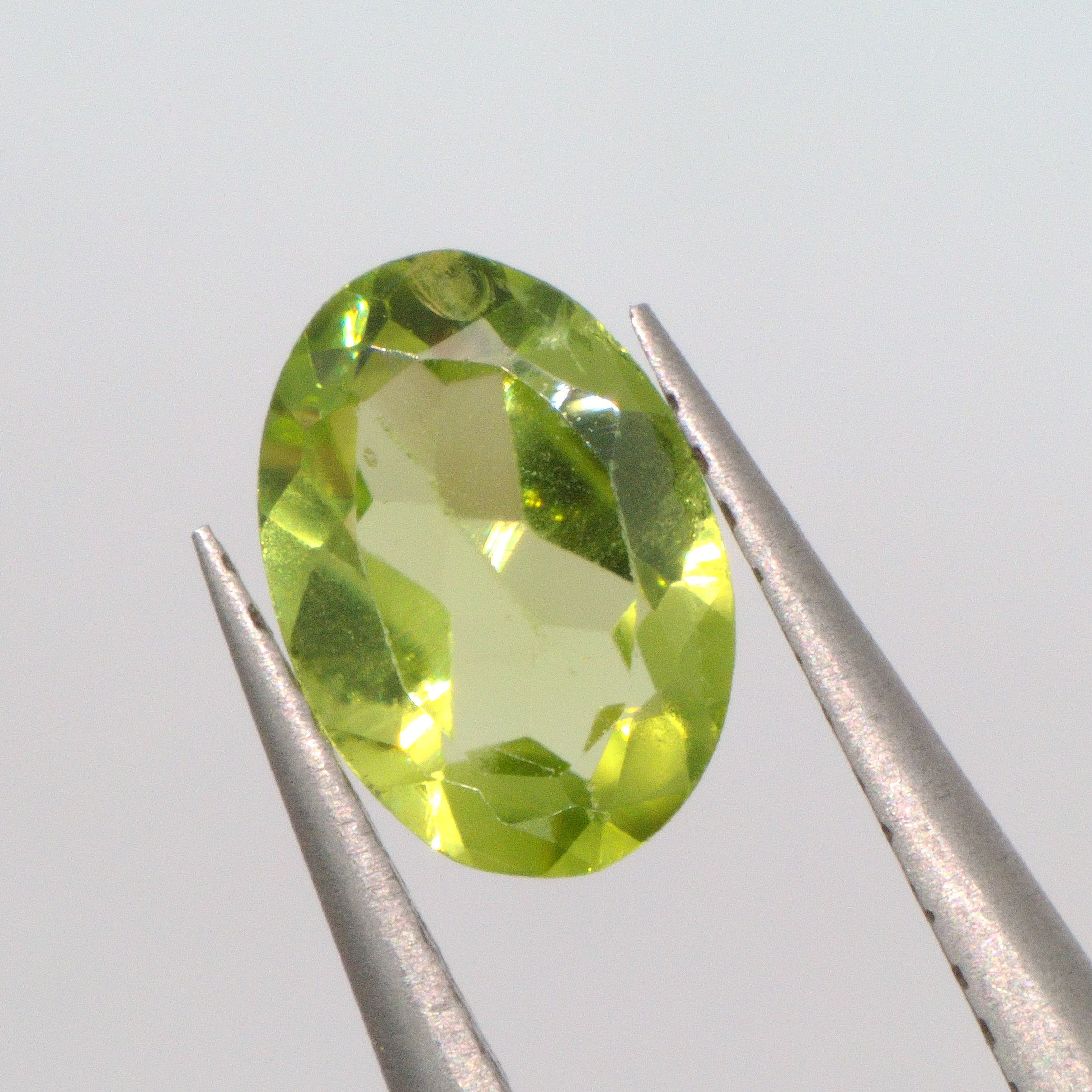 0.775 Ct. Natur Peridot Oval Grün 