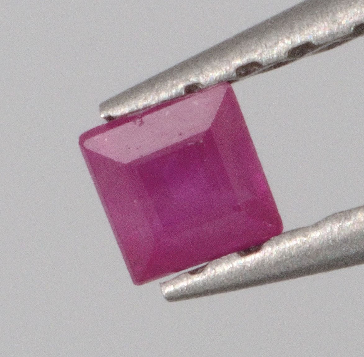 0.07 Rubis Rouge Rose Carré Naturel