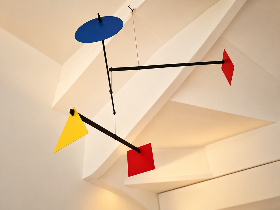 Modernes Mobile unter hellen Deckenbalken.png