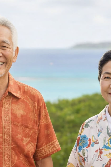沖縄の綺麗な海を背景に、笑顔の老夫婦