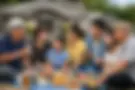 沖縄の伝統シーミーを行う家族の様子