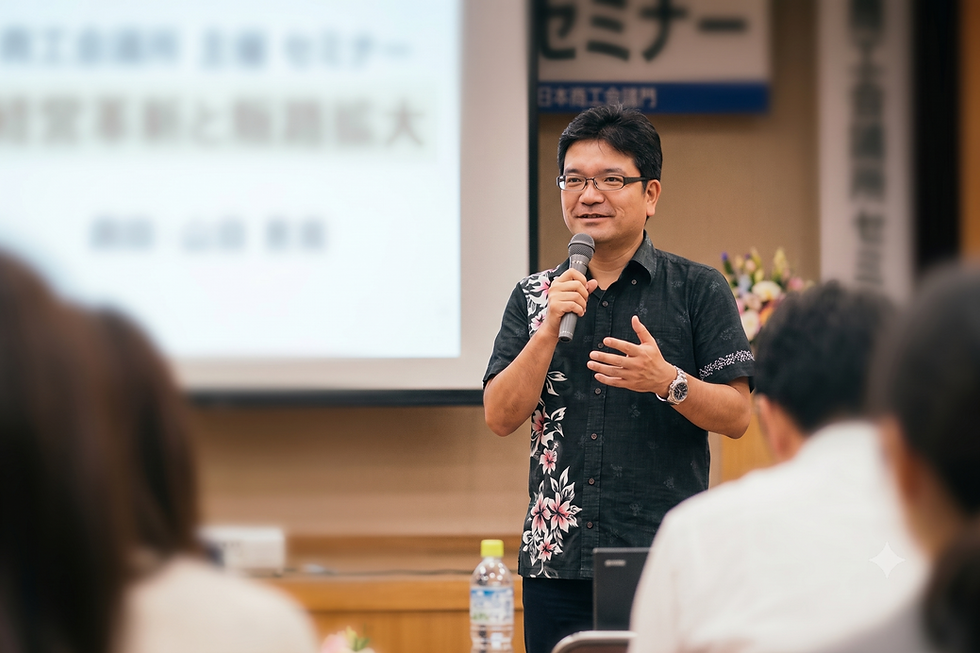 セミナーでマイクを持ち講演する男性講師
