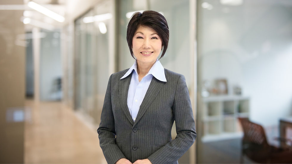ビジネススーツの女性が微笑む