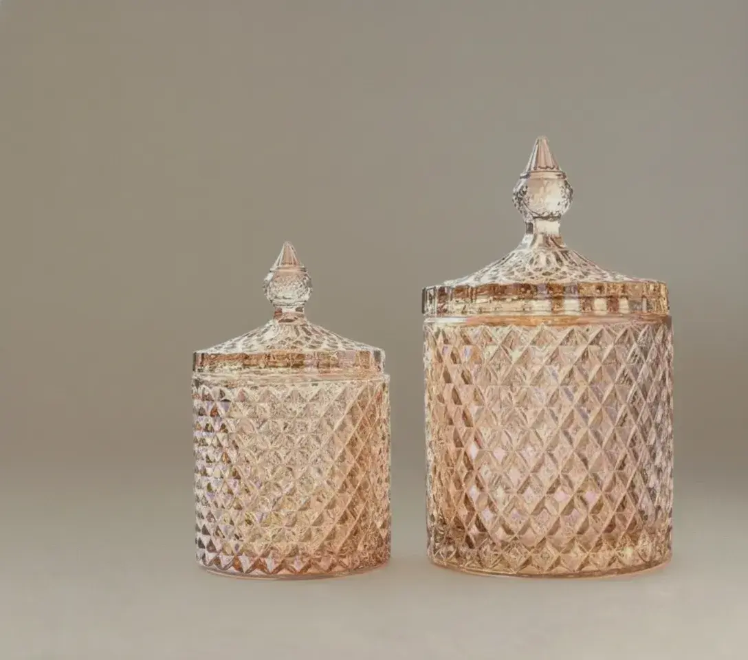 Carameleras de vidrio labrado color ámbar con tapa puntiaguda para decoración premium.