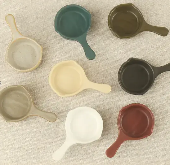 Miniatura: Cucharas de cerámica blancas y de colores para colocar velas de noche en hornitos difusores.