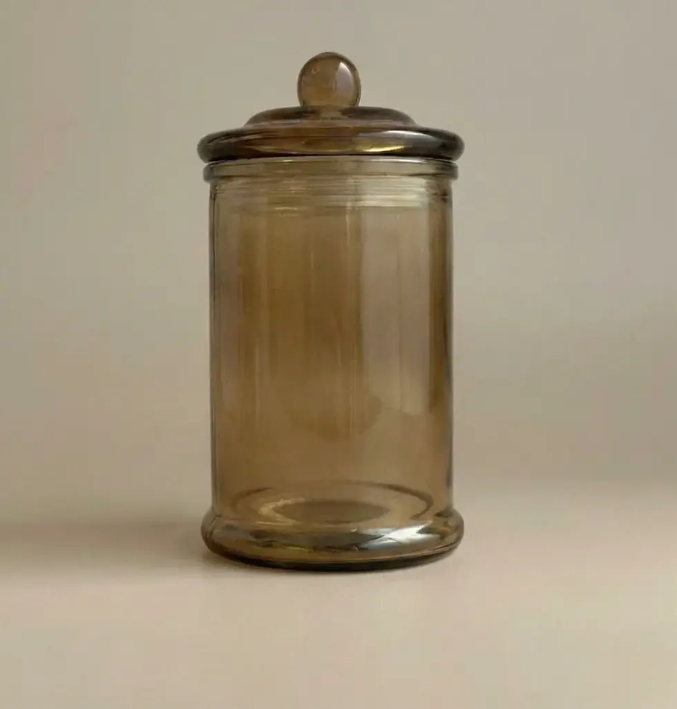 Envases de vidrio color ámbar estilo retro ideales para velas artesanales, sales de baño y boticarios premium.