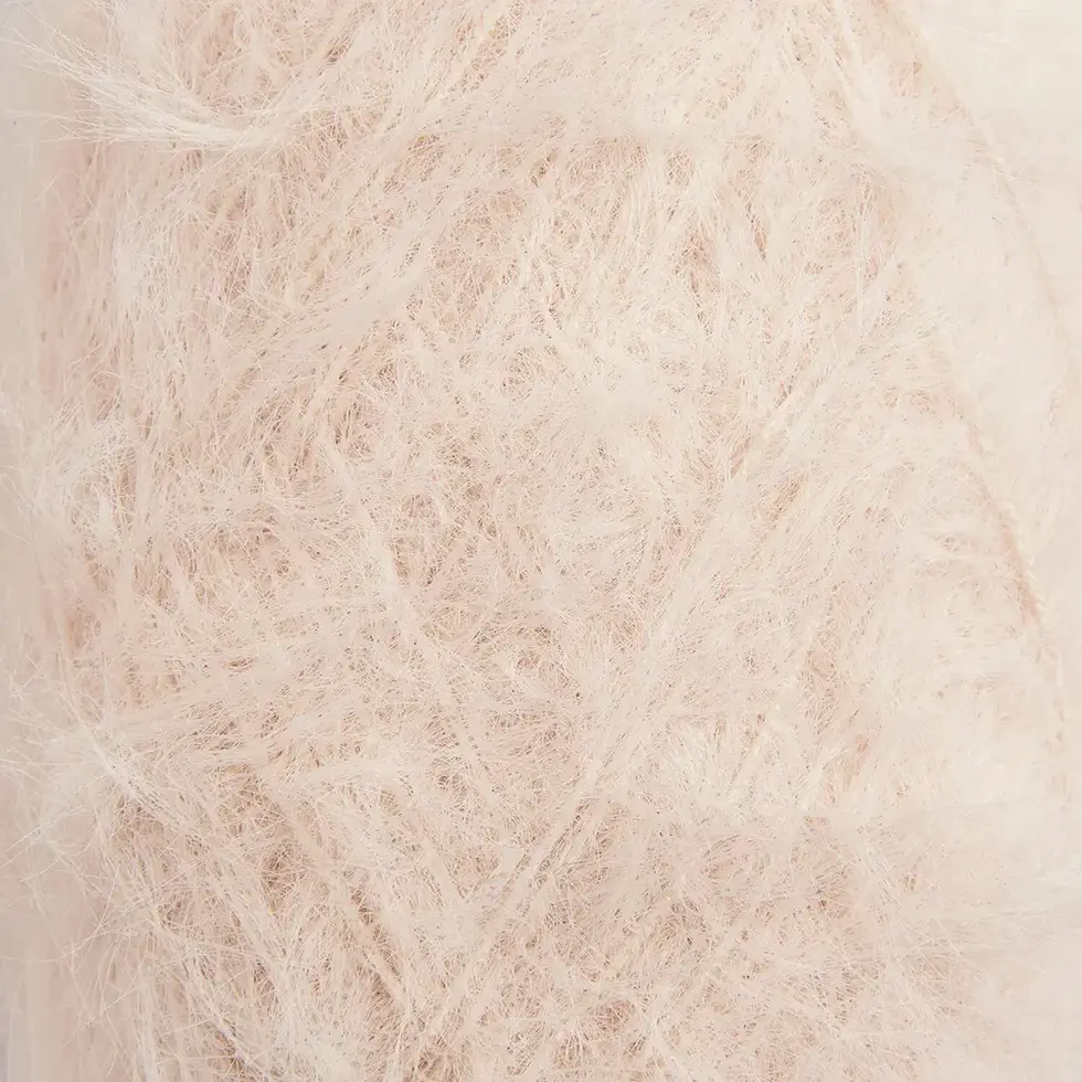 Ricorumi Furry Furry 25g – 013 Nude – Fil effet fourrure pour amigurumi, vue de près