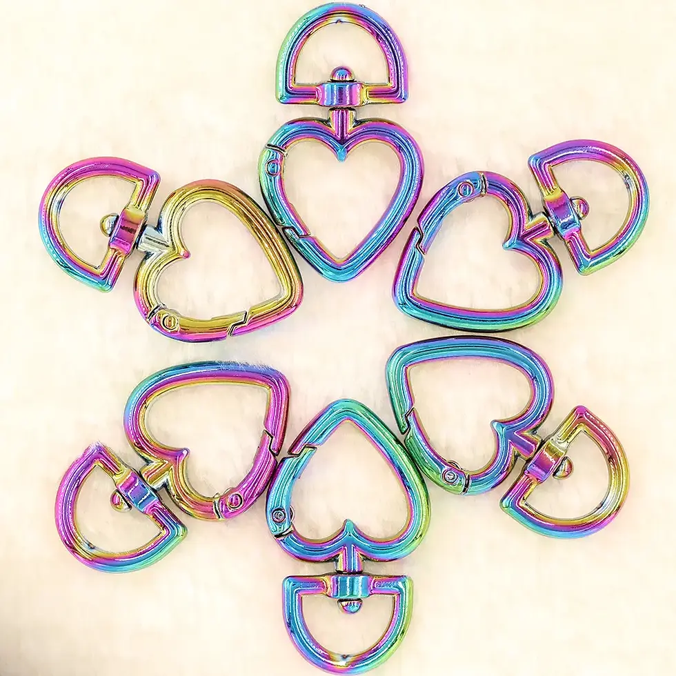 6 porte-clés de type mousqueton, en forme de coeur, couleur style holographique