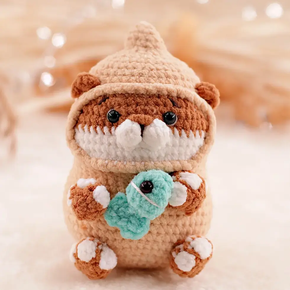 Exemple de réalisation avec Scheepjes Little Darling, loutre dans un déguisement de cacahuète, design @aquariwool