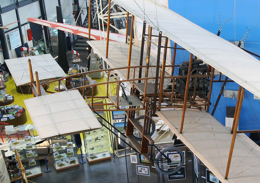 Détails du poste de pilotage du Gasnier n° III. Le moteur Levavasseur Antoinette est visible entre les deux ailes : l'hélice, tournée vers l'arrière du biplan, est placée en mode propulsif