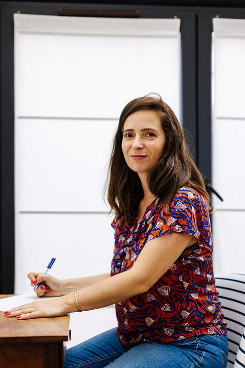 sophrologue souriante à son bureau