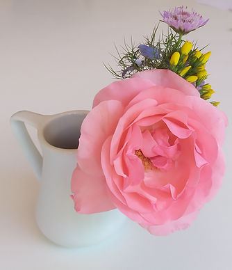 bouquet de fleurs dans un pot au lait