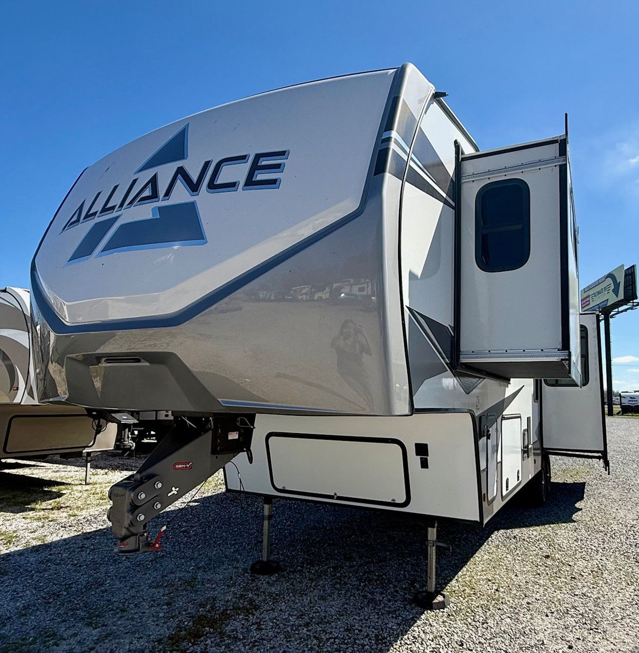 2022 Alliance RV Avenue 33RKS