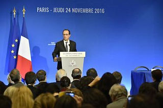 signature des deux premiers contrats à impact social, le 24 novembre 2016 à Paris