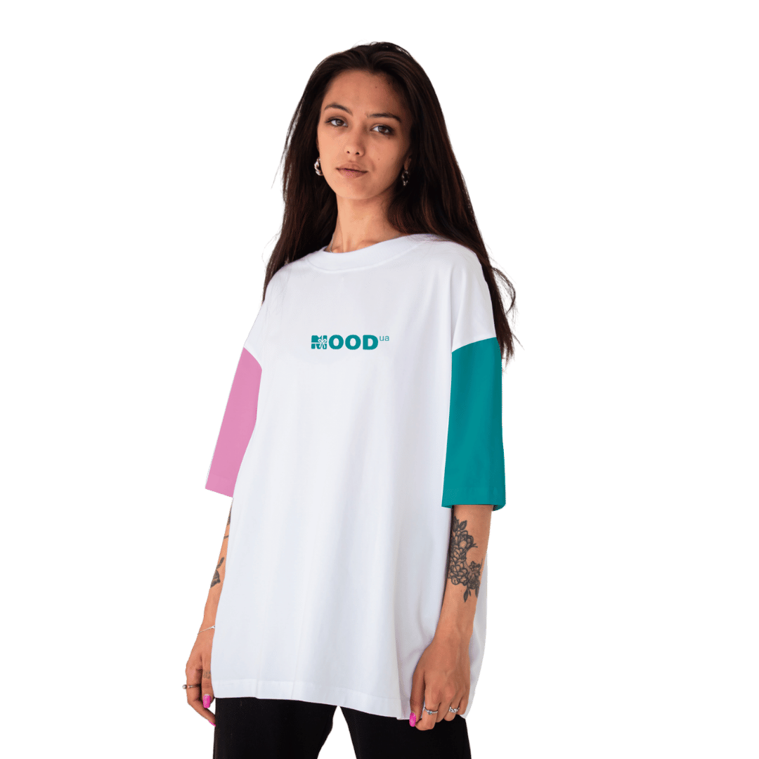 Футболка з кольоровими рукавами