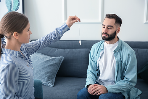 Homem trabalhando a ansiedade utilizando a terapia com hipnose