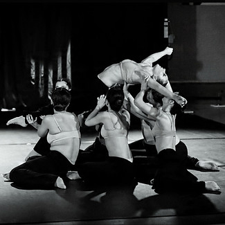 Gruppo di allieve durante una coreografia di danza moderna e contemporanea