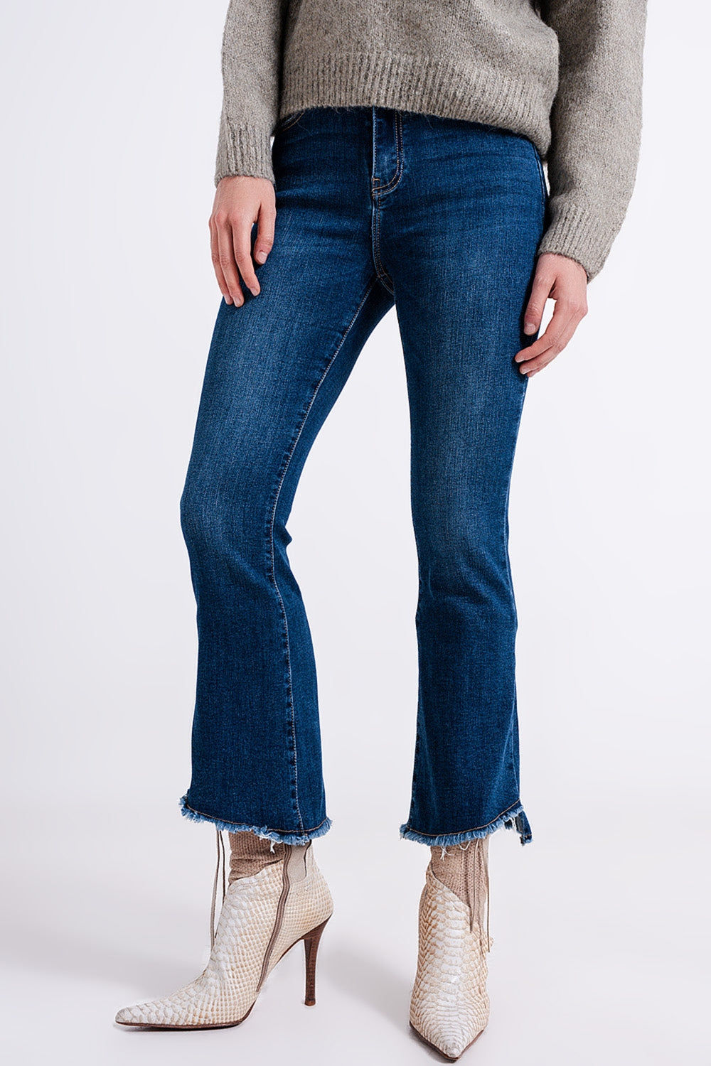 Calça Jeans de cintura alta com bainha assimétrica