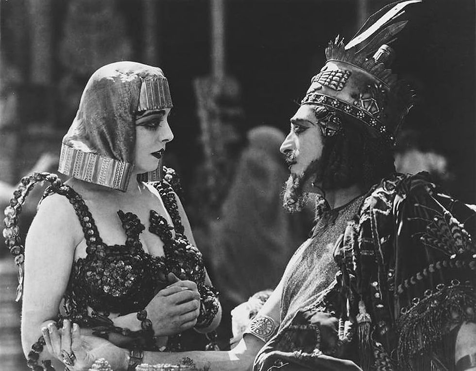 Seena Owen in Intolerance (1916) – the first recorded wearer of lash extensions.