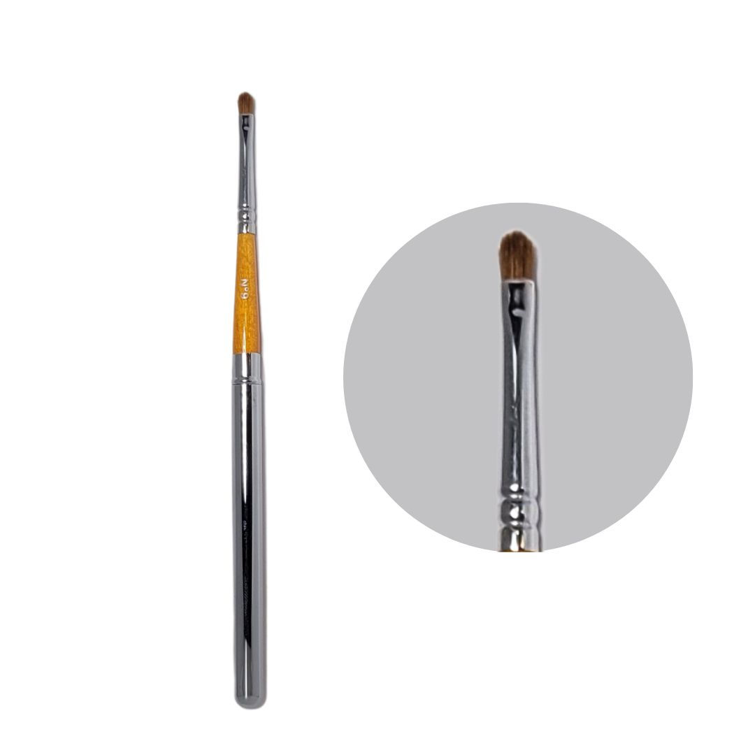 Brush no 9: Lipstick brush with cover