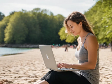 Gründerin mit Laptop am Strand oder im Park, lächelt entspannt, während sie eine Pause einlegt.