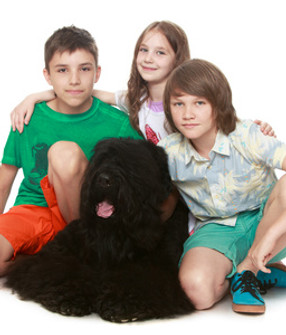 Kinder und Hund (2017_06_05 14_57_22 UTC).jpg