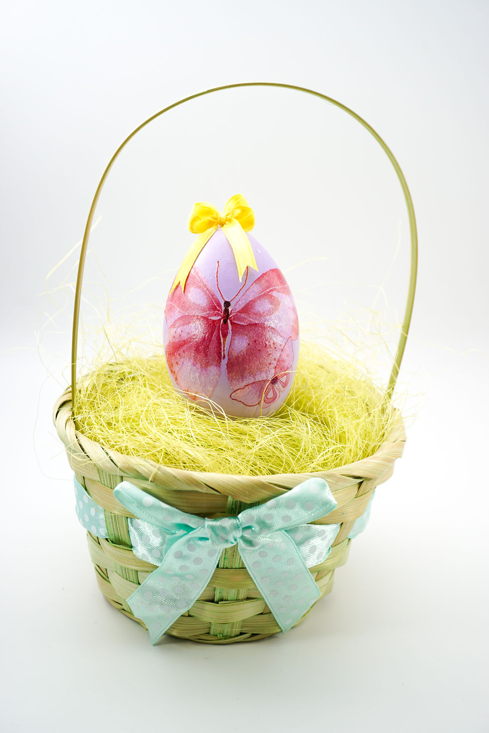 Handgemachtes Osterei mit lila Schmetterling