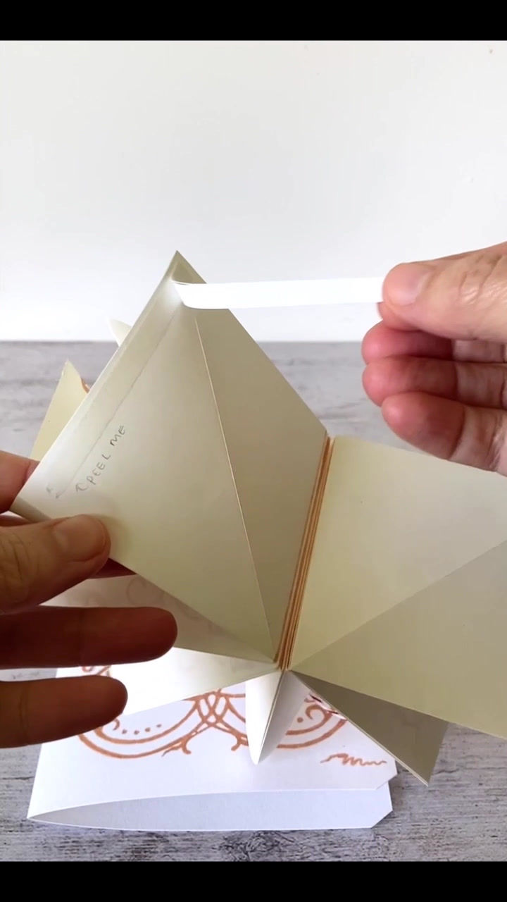 섬네일: Video of how to open and set up the pop-up star for display