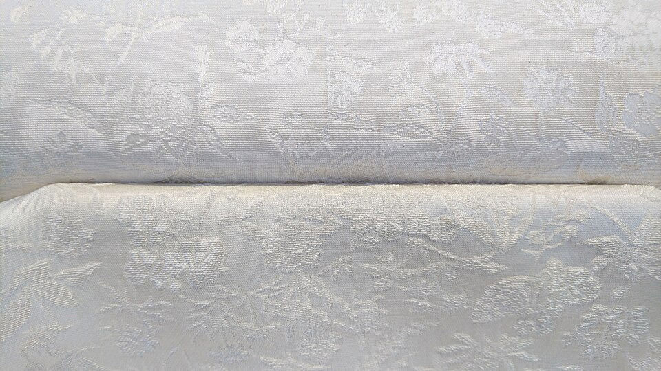 Example of woven Kimono fabric. This will later be hand-dyed with patterns. Source: 漱石の猫
