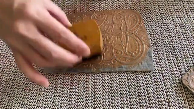 섬네일: A video of me applying copper ink on lino with Japanese brush