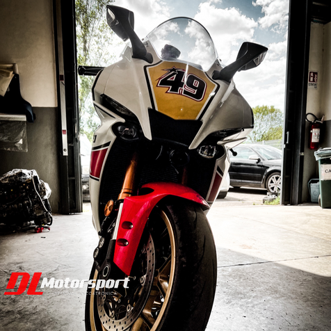 Yamaha R1 - 2022 60th Anniversary
✅Installazione presa USB
✅Installazione Manopole Domino
Lavoro eseguito presso DL Motorsport