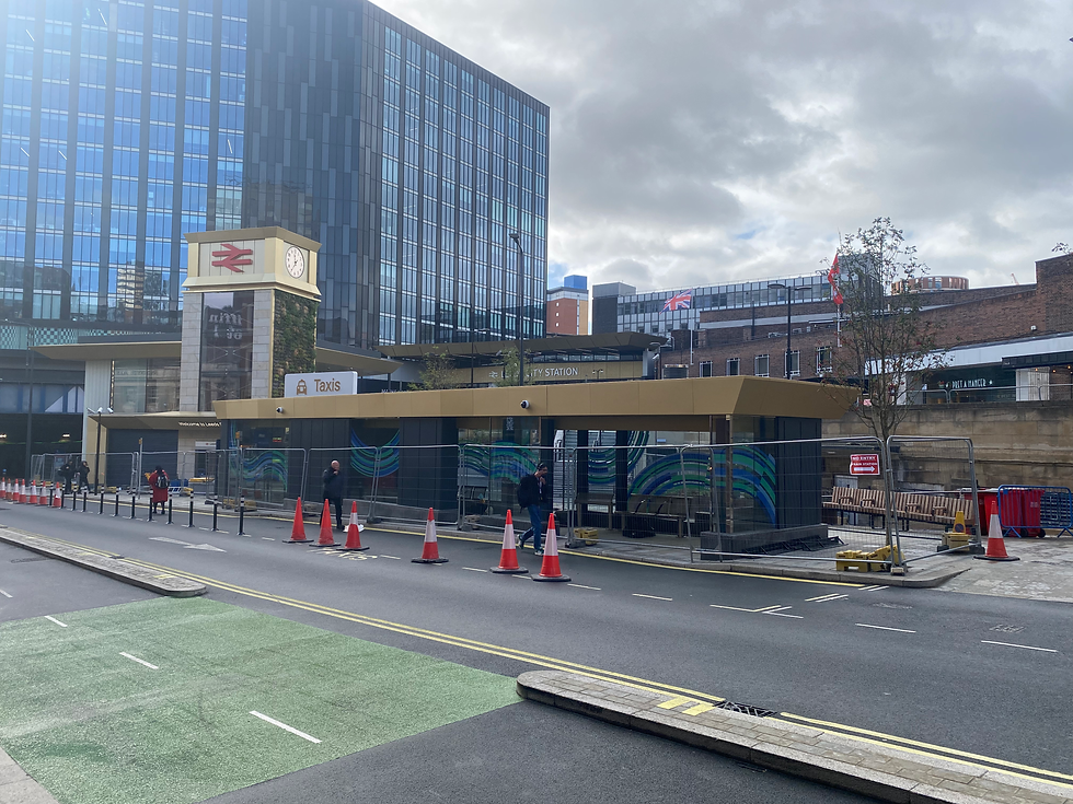 Leeds Station Sustainable Travel Gatewayの工事が進むLeeds駅前
